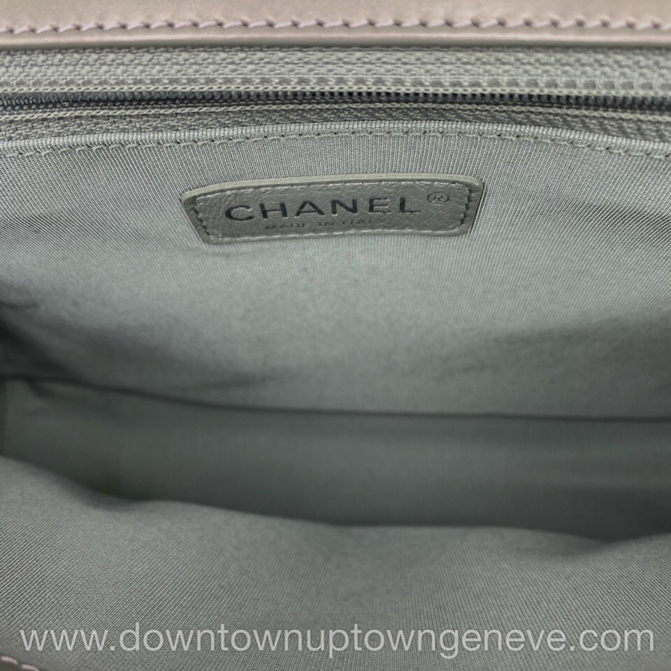 Chanel Boy GM bag L.E. in iridescent grey-lilac patent leather - DOWNTOWN  UPTOWN Genève