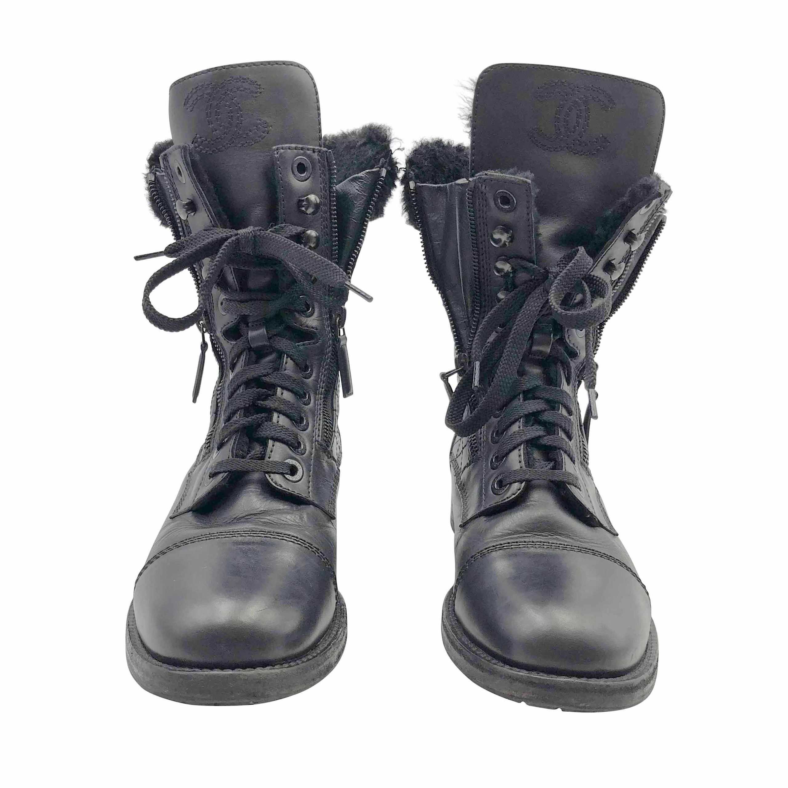 forpligtelse Uforglemmelig Samarbejde Chanel combat boots in black quilted leather with fur lining - DOWNTOWN  UPTOWN Genève